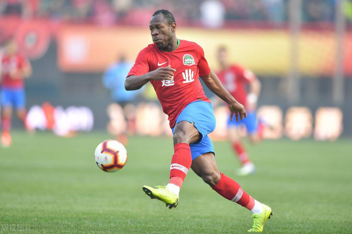 关于费城76人今夜官宣签约，志在中超名次提升，话题不断，轮换策略成焦点的信息