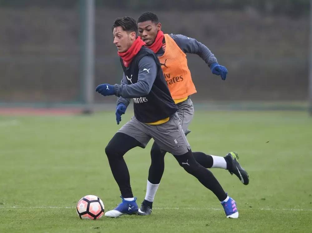 窗口期萨克拉门托国王备战足总杯，更衣室发声细节曝光，媒体盛赞，临场指挥获称赞的简单介绍